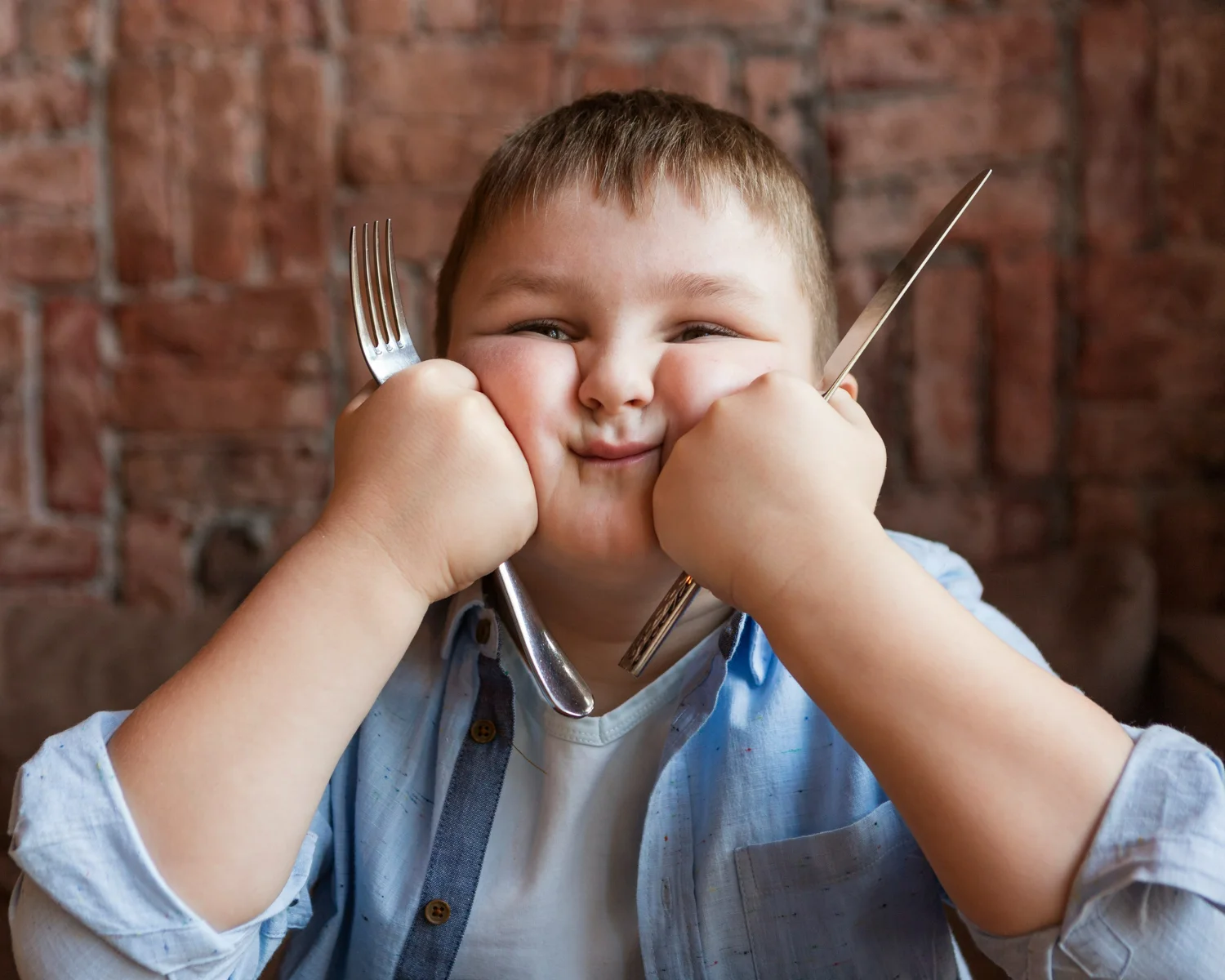 Uma criança que sofre de obesidade infantil.