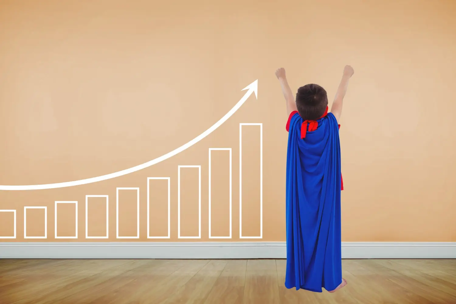 Uma criança vestida de super-herói brinca com um gráfico de crescimento.