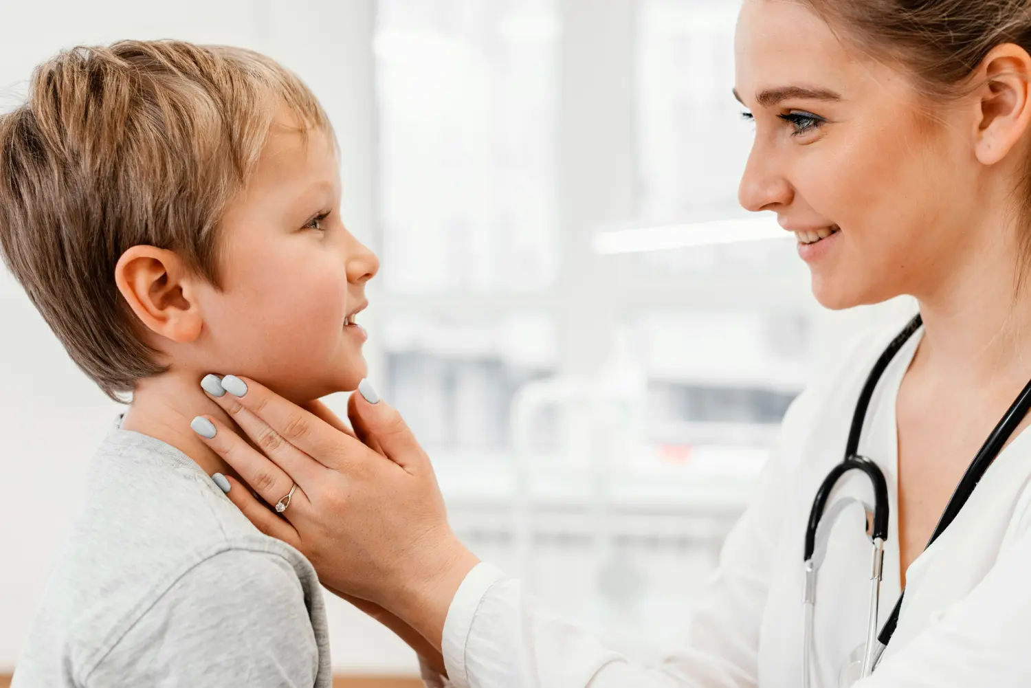 A médica realiza uma avaliação física na criança.