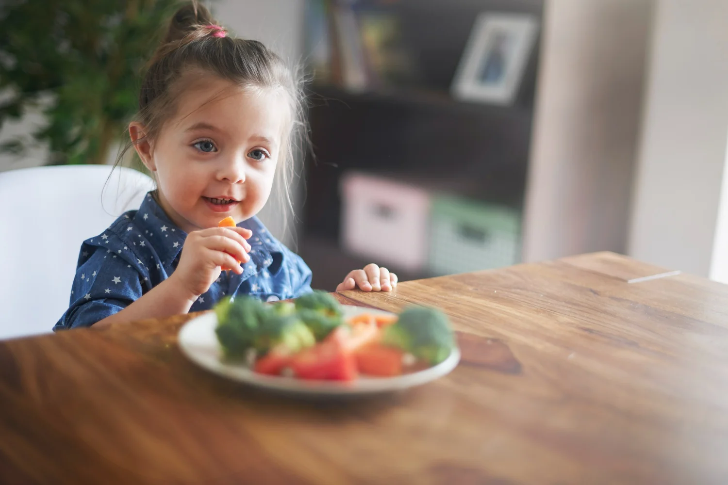 Uma criança come alimentos saudáveis que ajudam no metabolismo infantil.